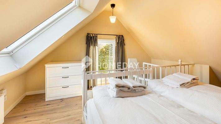 1. OG Schlafzimmer 1 2