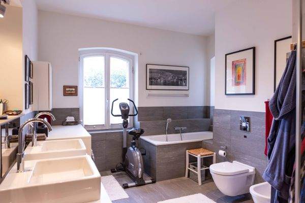 Haupt-Bad + Wanne + Bidet+WC