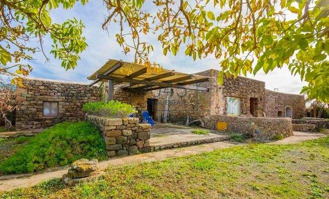 Authentische Dammusi mit Meerblick auf der Insel Pantelleria - Italien