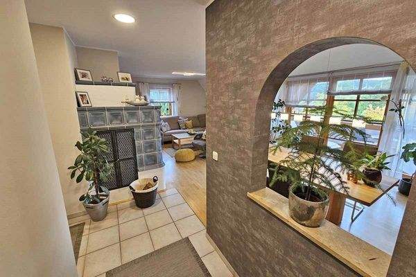 Blick vom Flur ins Wohnzimmer