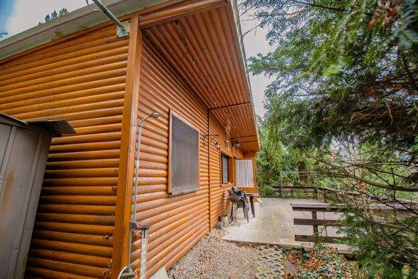 Holzhütte mit großer Terrasse