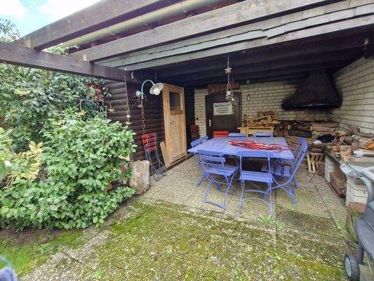 Gartenhaus mit Unterstand.jpg