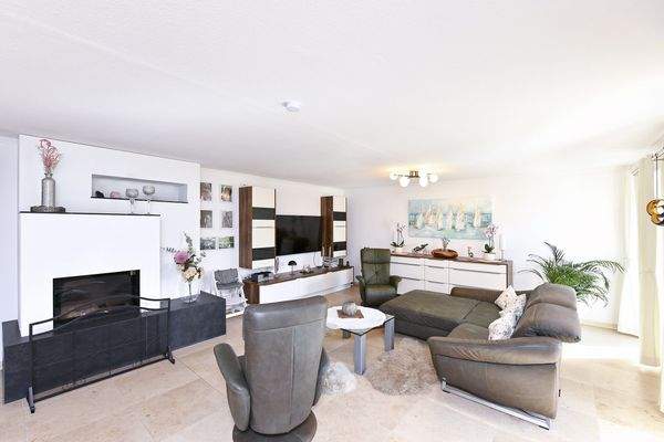 das geräumige Wohnzimmer mit Kamin...