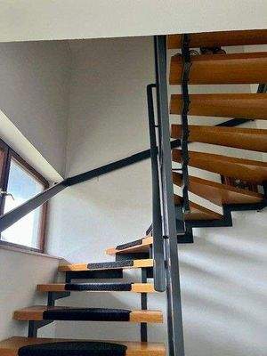Stahlzargentreppe vom EG ins DG.jpg