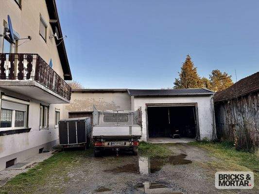 Hinterhof / Garagen