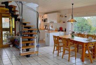Essen Kochen mit Treppenaufgang ins Dachgeschoss