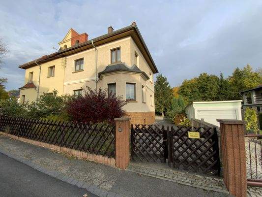 Vorderansicht mit Zufahrt