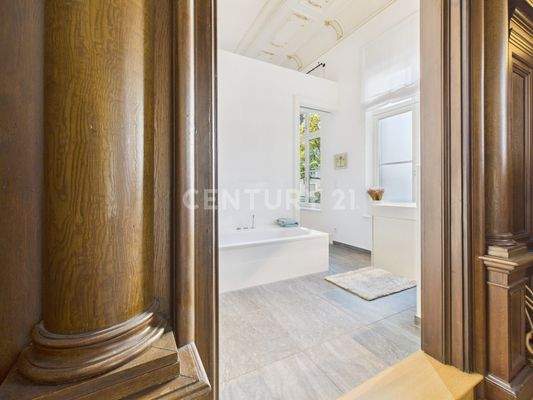 ...mit angrenzender Ankleide...