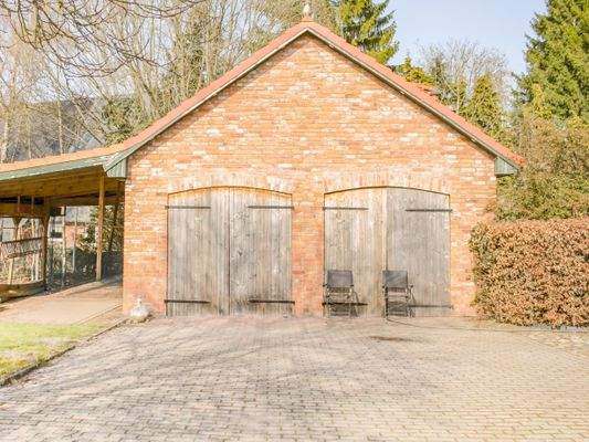 Garagenhaus -Große Auffahrt mit Stellplätzen