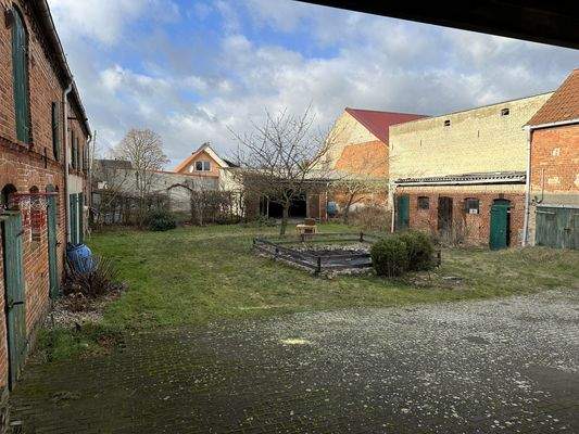 Hofsicht aus Küche EG P1.JPEG