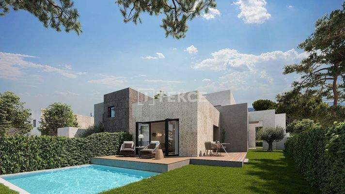 Elegant Villas in a Complex with Pool Near Amenities in Madrid