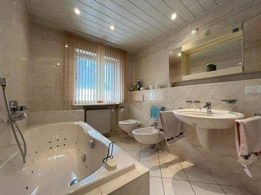 Bad mit Wanne und Dusche