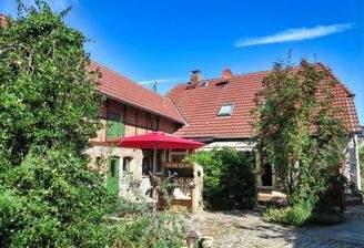 Blickgeschützt: Die Terrasse hinter dem Wohnhaus