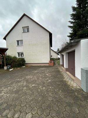 Hauseingang und Garage