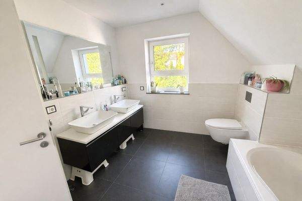 Moderne Badezimmergestaltung bei Tageslicht.jpeg