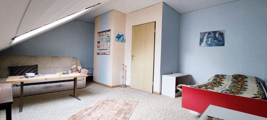 Kinderzimmer 2 Blick zur Tür.jpg