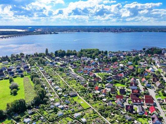 Altefähr mit Stralsund im Hintergrund