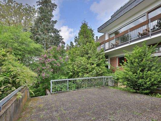 Idyllische, grüne Terrasse