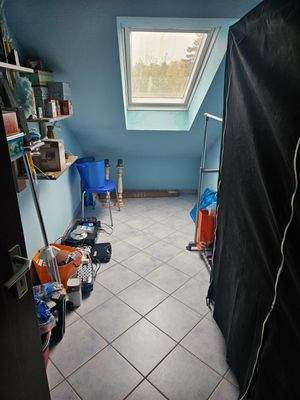 DG: kleines Zimmer z.B. Büro