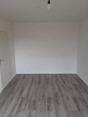 Leerer Raum mit Holzboden