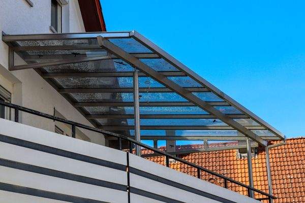 Die überdachte Hauptterrasse im OG - sonnige Stunden genießen