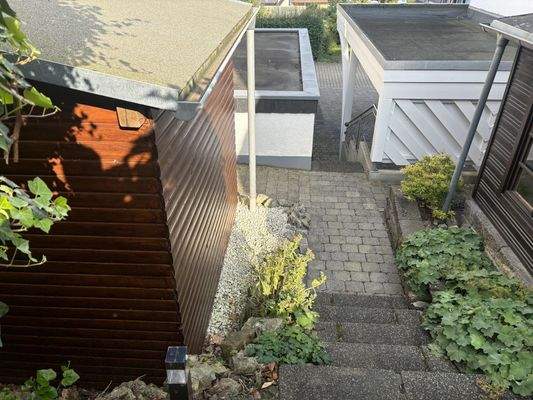 Treppe vom Garten zur Straße