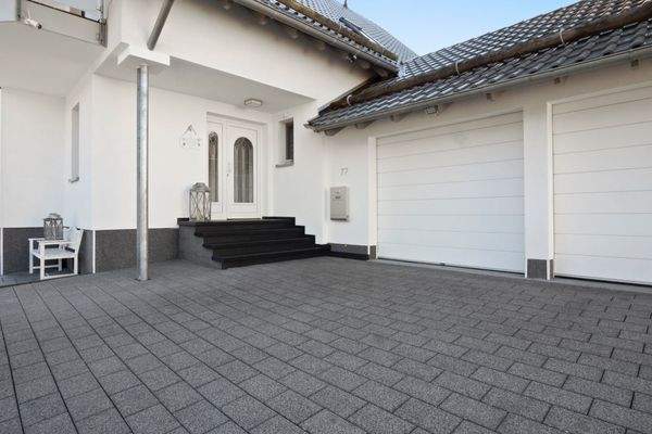 Auffahrt mit Garage