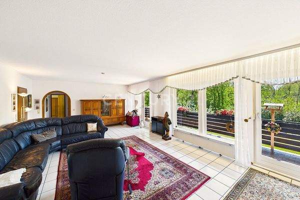 Großes lichtdurchflutetes Wohnzimmer mit Zugang zum Balkon