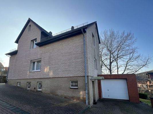 Garage und Stellplätze vor dem Haus