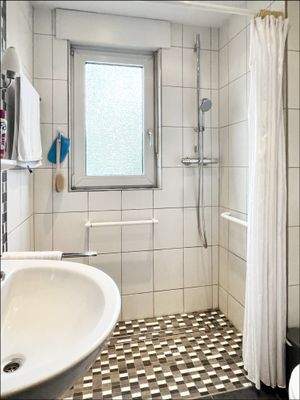 Modernes Tageslichtbad im EG