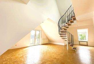 Wohnbereich mit Treppe zur Galerie