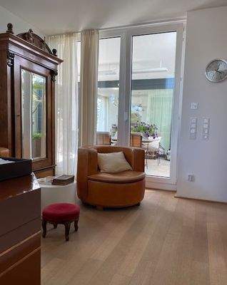 Büro mit Zugang zur Terrasse