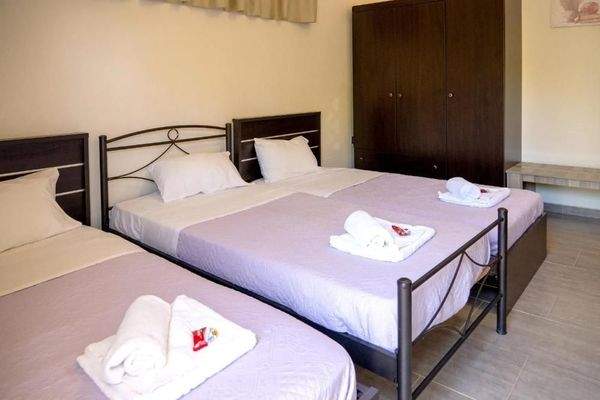 Kreta, Episkopi: Haus mit 2 Wohnungen, Bio-Obstplantage und Bergblick zu verkaufen