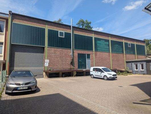 Frontansicht Halle und Hinterhof.jpg