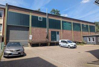 Frontansicht Halle und Hinterhof.jpg