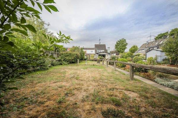 Eine großzügige Rasenfläche