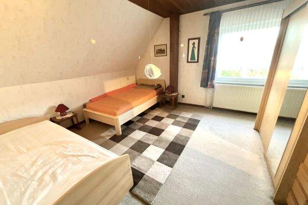 Kind im Dachgeschoss