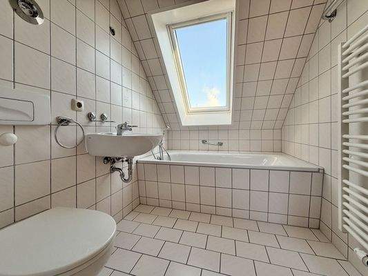 Tageslichtbad mit Wanne