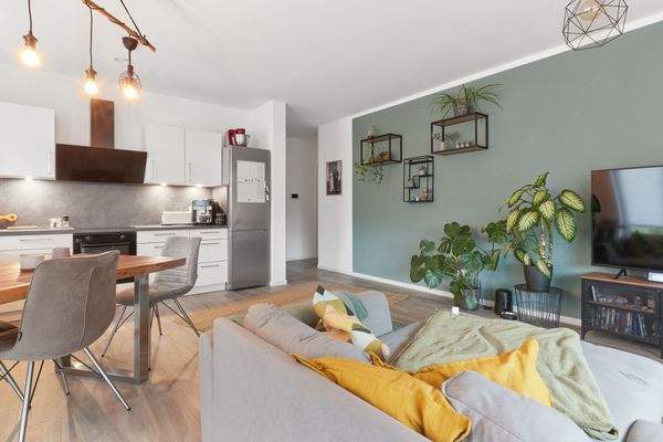 Wohnbereich (Blick Richtung Küche und Flur)