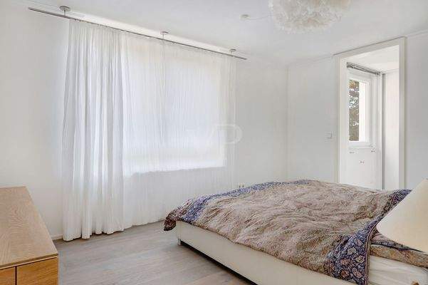 Schlafzimmer OG mit Zugang zur Ankleide