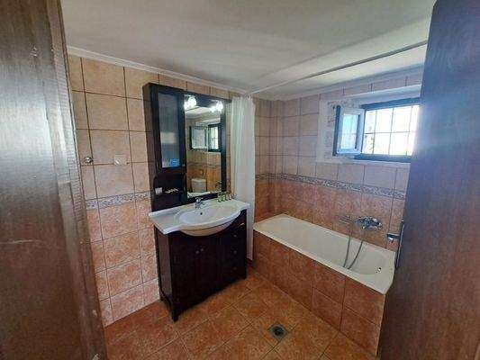 Kreta, Douliana: Renoviertes Steinhaus mit Pool und Garten zu verkaufen