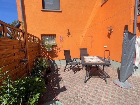 gemütliche Terrasse hinter dem Haus