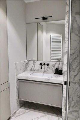 Bad mit Einbauschrank und Dusc