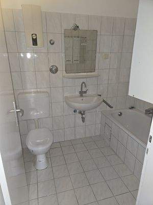 Kleines weisses Badezimmer