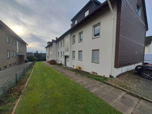 Wohngebäude mit Vorgarten