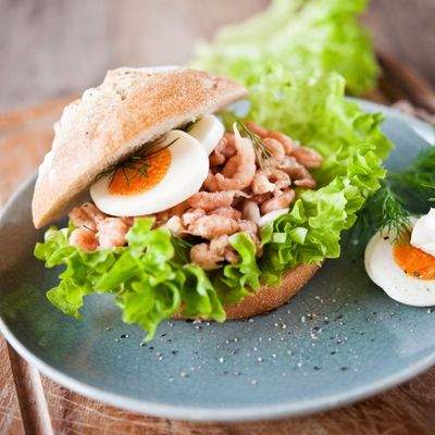 frisches Krabbenbrötchen an der Nordsee