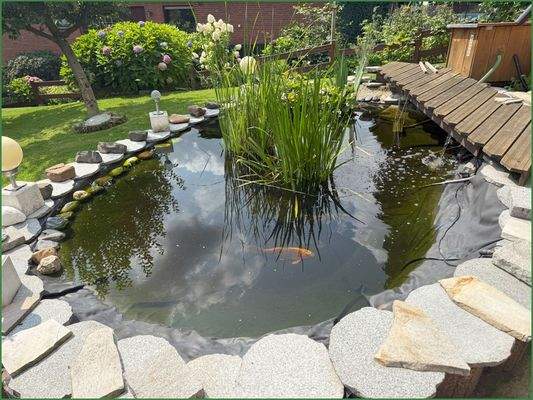 Teich mit begehbarem Steg