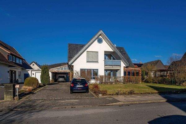Zum Haus gehören ein Carport sowie ein Außenstellp