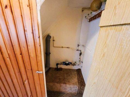 Anschluss-Kammer unter Treppe