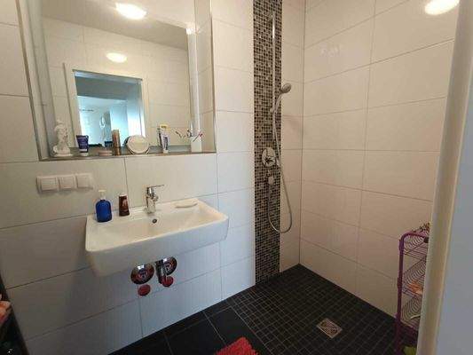 Bodentiefe Dusche im Gästebad